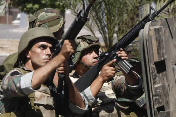 Soldados do exército libanês durante confronto com atiradores islâmicos sunitas, apoiadores do clérigo radical Sheikh Ahmed al-Assir, em Abra, perto de Sidon, no Sul do Líbano (Sharif Karim/Reuters)