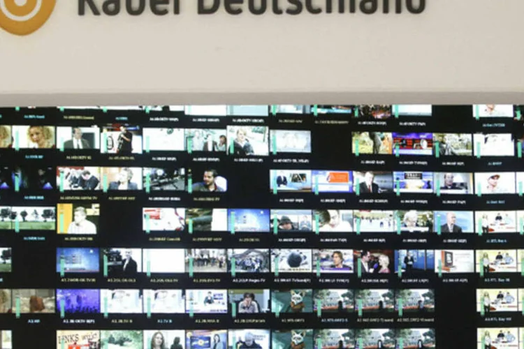 Monitores com transmissões dos canais da operadora de TV a cabo alemã Kabel Deutschland no centro de administração da companhia em Frankfurt, na Alemanha (Lisi Niesner/Reuters)