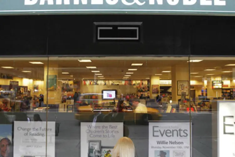 Mulher olha a vitrine de um loja da Barnes & Noble em Nova York: receita de seus negócio Nook, incluindo e-books e os aparelhos, caiu 34% (Brendan McDermid/Reuters)