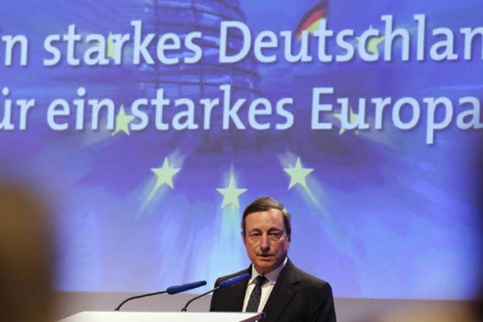 Fim de política acomodativa do BCE está distante, diz Draghi