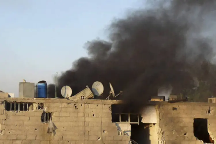 
	Fuma&ccedil;a em Damasco: ativistas disseram que pelo menos 40 pessoas morreram ou ficaram feridas pela explos&atilde;o na aldeia em quest&atilde;o, a qual seria controlada por rebeldes
 (Yaman Alrandi/Reuters)