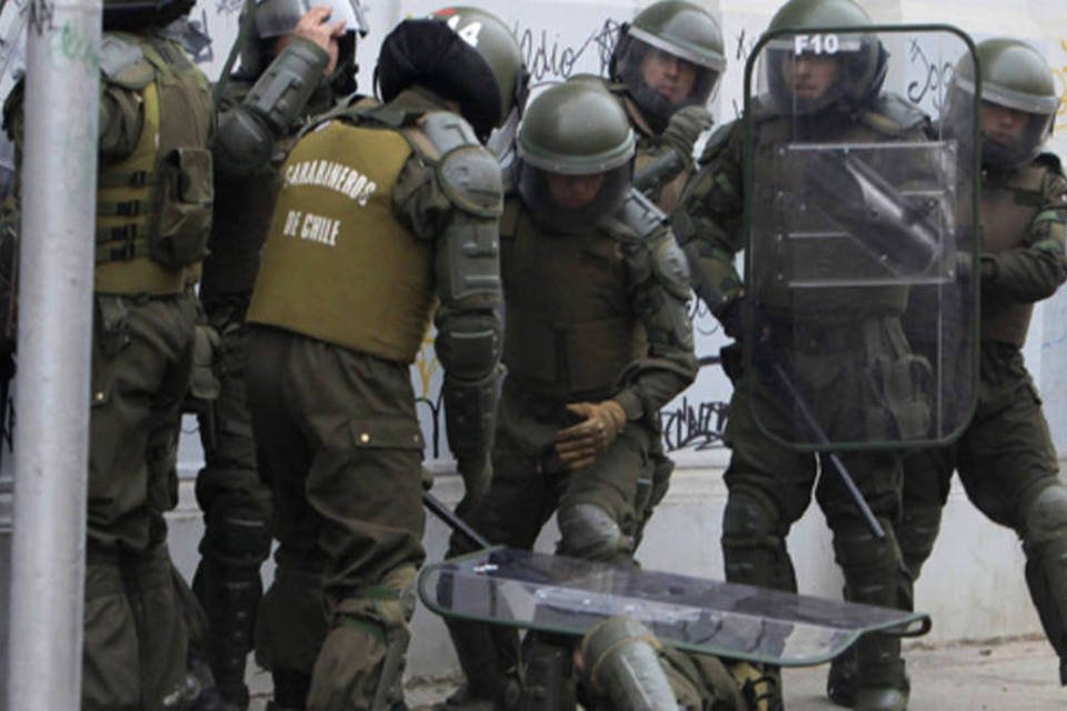 Polícia chilena expulsa manifestantes antes de eleição