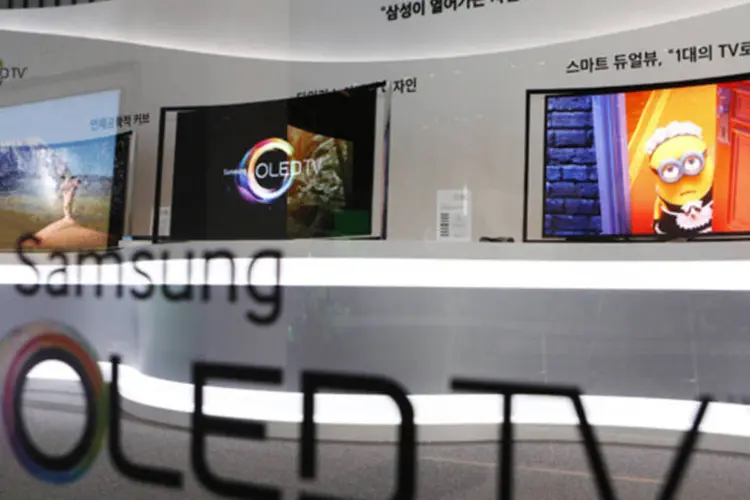 Primeias televisões curvas e ultra-finas da Samsung com tecnologia OLED em exposição no escritório central da companhia em Seul (Lee Jae-Won/Reuters)