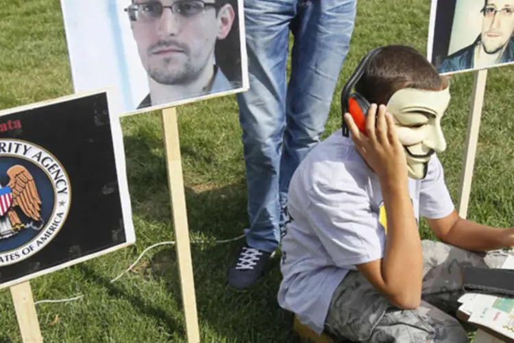 Ativistas na Ucrânia em uma manifestação a favor de Edward Snowden, ex-agência de espionagem dos Estados Unidos, em frente a embaixada americana em Kiev (Gleb Garanich/Reuters)