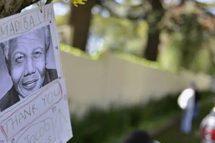 
	Mensagens de apoio para Mandela em frente a hospital em Pret&oacute;ria
 (Mujahid Safodien  / Reuters)