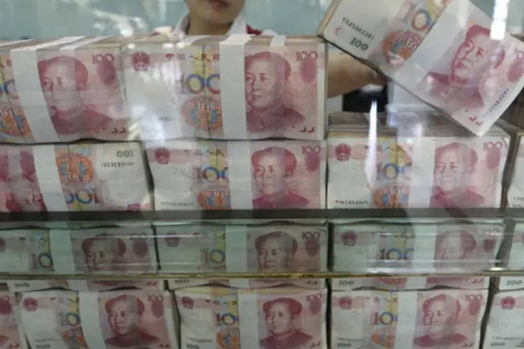 
	Funcion&aacute;ria conta dinheiro em um banco em Taiyuan, na prov&iacute;ncia de Shanxi, na China
 (Jon Woo/Reuters)