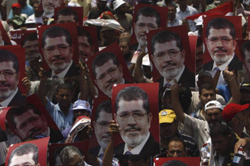 Simpatizantes de Mursi se manifestam na periferia do Cairo