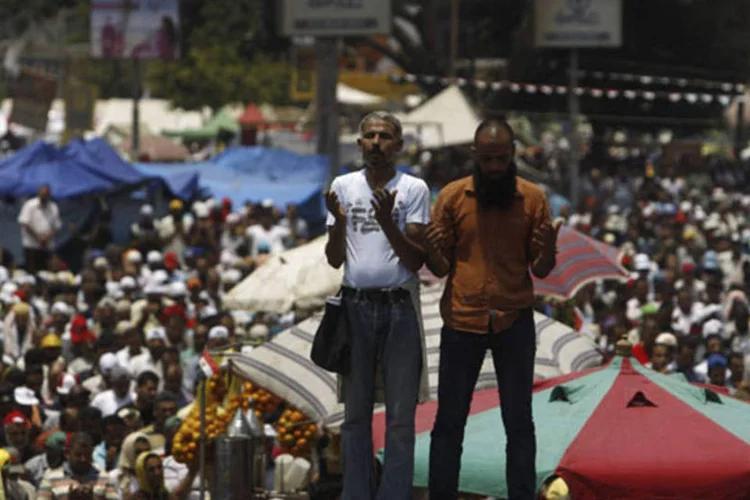 
	Segundo a ag&ecirc;ncia oficial &quot;Mena&quot;, o incidente aconteceu quando dezenas de manifestantes em favor de Mursi atacaram as for&ccedil;as encarregadas de cercar a sede do governante, o que motivou a resposta violenta
 (Khaled Abdullah / Reuters)