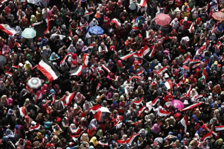 Manifestantes contrários ao presidente do Egito, Mohamed Mursi, se reúnem nesta quarta-feira na praça Tahrir, no Cairo, em 3 de julho de 2013 (Steve Crisp / Reuters)