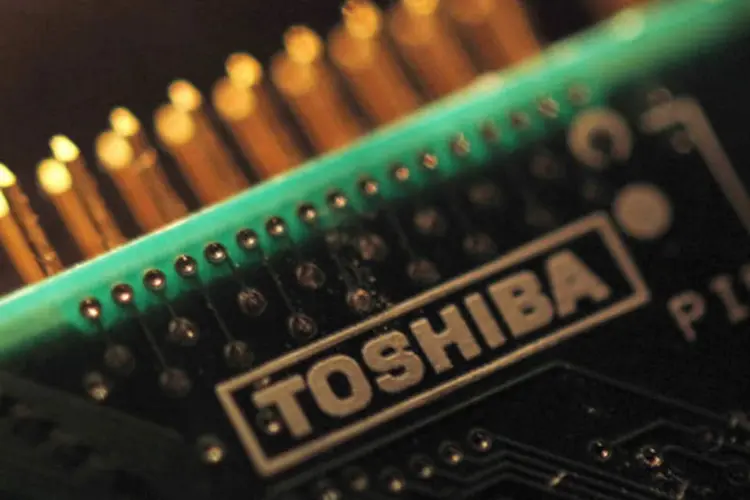 
	Novos chips da Toshiba: companhia planeja fabricar chips com largura de 16 a 17 nan&ocirc;metros na nova f&aacute;brica para ganhar vantagem em rela&ccedil;&atilde;o &agrave; Samsung
 (Yuriko Nakao/Reuters)
