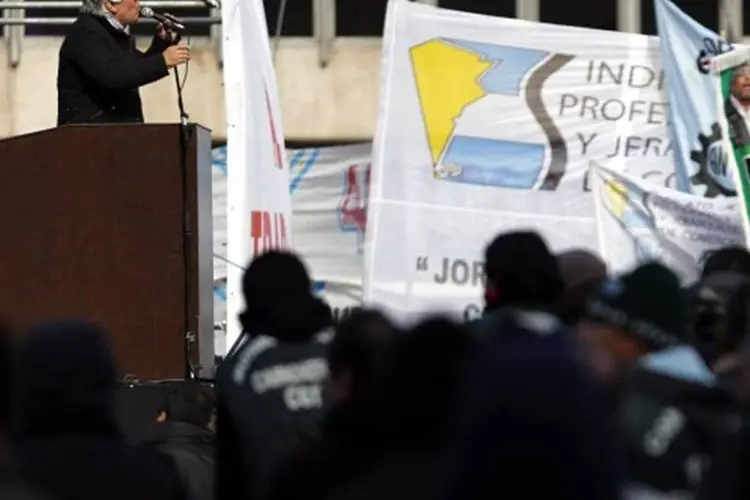 Hugo Moyano, chefe da maior central sindical do país e líder dos caminhoneiros, discursa durante manifestação do lado de fora da Casa Rosada, em Buenos Aires, na Argentina. (Marcos Brindicci/Reuters)