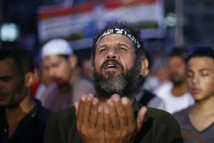 Apoiador do presidente deposto do egito, Mohamed Mursi, ora durante manifestação em frente a uma mesquita em Cairo, no Egito (Suhaib Salem/Reuters)