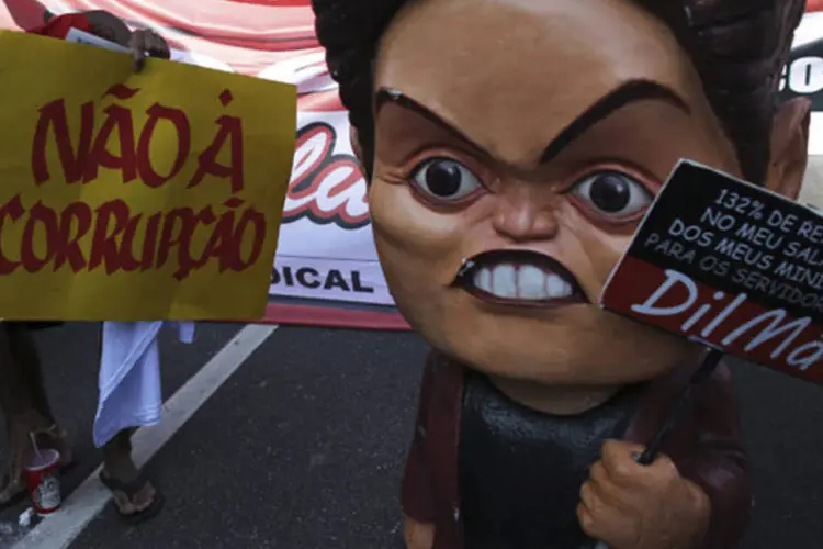 Manifestantes cobram da presidente Dilma Rousseff o fim da corrupção, durante o Dia Nacional de Lutas em São Paulo (Nacho Doce/Reuters)