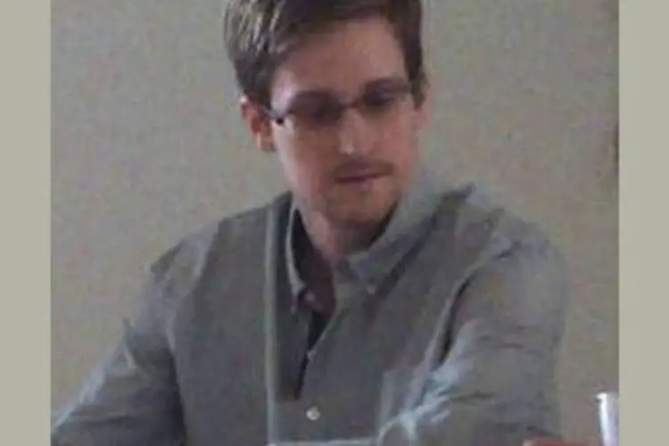 
	Edward Snowden &eacute; visto em reuni&atilde;o em Moscou, em 12 de julho de 2013: ex-t&eacute;cnico da intelig&ecirc;ncia americana pediu asilo tempor&aacute;rio &agrave; R&uacute;ssia, segundo advogado
 (REUTERS/Human Rights Watch/Handout)