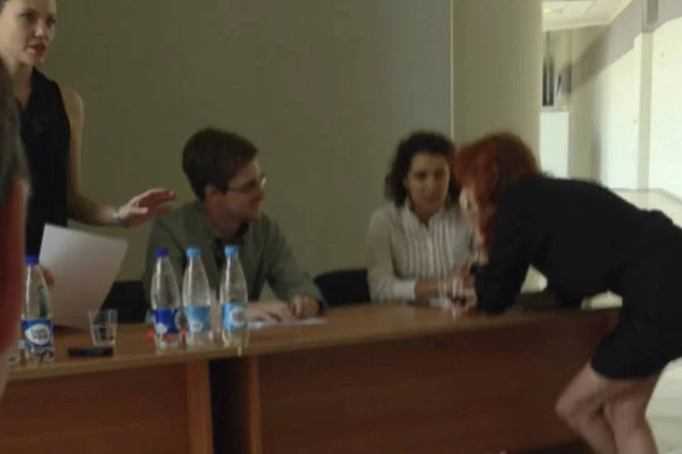 Ex-prestador de serviço de uma agência espiã dos EUA Edward Snowden conversa com representantes dos direitos humanos no Aeroporto Sheremetyevo de Moscou (Divulgação via Reuters)