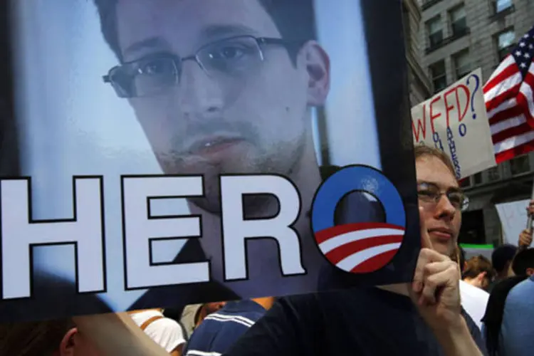 
	Manifestante segura cartaz, com os dizeres &quot;Her&oacute;i&quot;, do ex-funcion&aacute;rio da da ag&ecirc;ncia de espionagem NSA, Edward Snowden, em Boston, Massachusetts
 (Brian Snyder/Reuters)