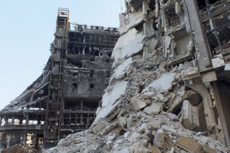 
	Vista de pr&eacute;dios destruidos em rua deserta na cidade de Homs, na S&iacute;ria
 (Yazan Homsy/Reuters)