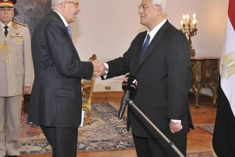 Hazem el-Beblawi (à direita) dá posse a Mohamed ElBaradei como vice-presidente (Reuters)