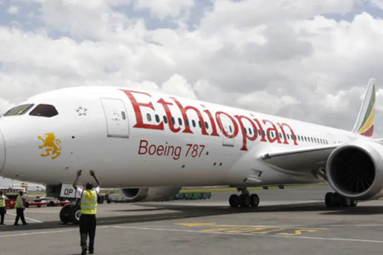 
	Avi&atilde;o Boeing 787 Dreamliner, operado pela Ethiopian Airlines: Boeing 787 Dreamliner da empresa que pegou fogo no aeroporto de Heathrow em julho deve estar de volta em servi&ccedil;o at&eacute; o final do ano
 (Thomas Mukoya/Reuters)