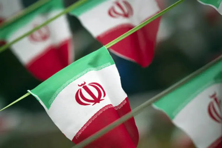 Bandeiras do Irã são vistas em uma praça de Teerã  (Morteza Nikoubazl/Reuters)