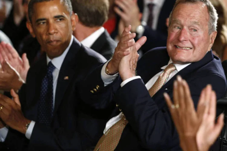 Atual presidente, Barack Obama, e o ex-presidente dos Estados Unidos George H. W. Bush durante premiação do programa de voluntariado na Casa Branca (Kevin Lamarque/Reuters)