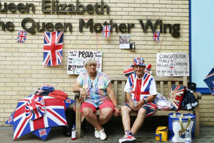 Fãs da família real britânica aguardam a chegada do bebe real no Hospital St Mary's, em Londres (Andrew Winning/Reuters)