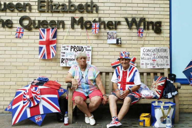 Fãs da família real britânica aguardam a chegada do bebe real no Hospital St Mary's, em Londres (Andrew Winning/Reuters)