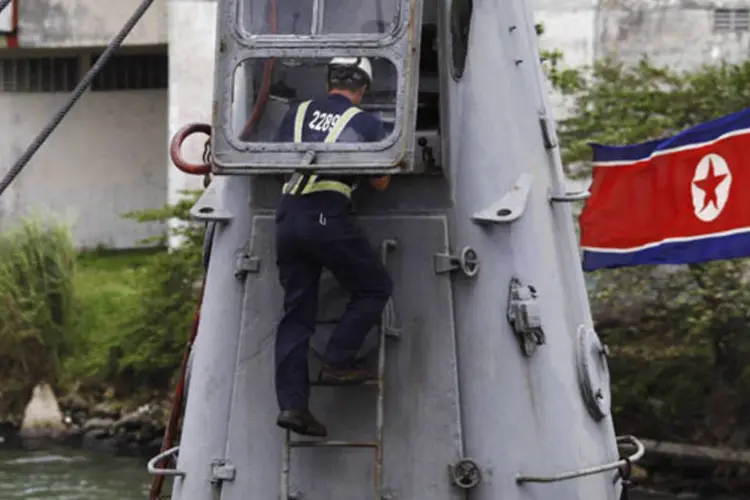 Funcionário inspeciona navio com bandeira da Coreia do Norte  (Carlos Jasso / Reuters)