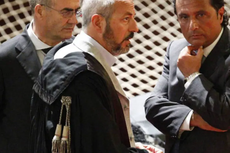 
	Francesco Schettino, capit&atilde;o do navio Costa Concordia, conversa com seus advogados durante julgamento em Grosseto, na It&aacute;lia
 (Giampiero Sposito/Reuters)
