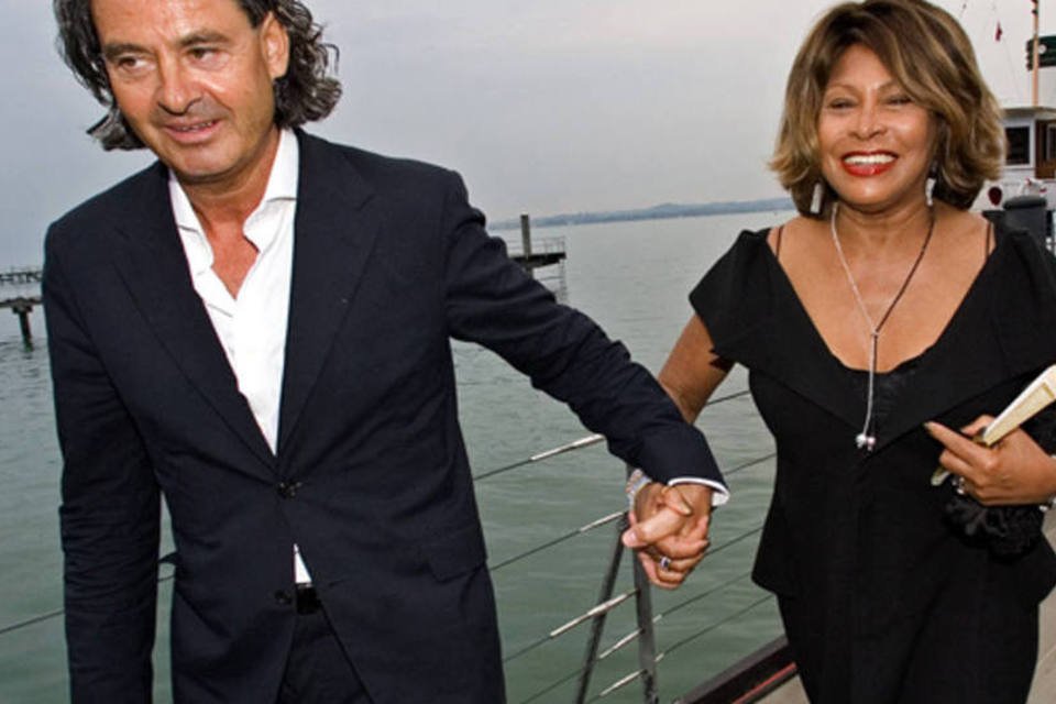 Tina Turner se casa com parceiro de longa data na Suíça