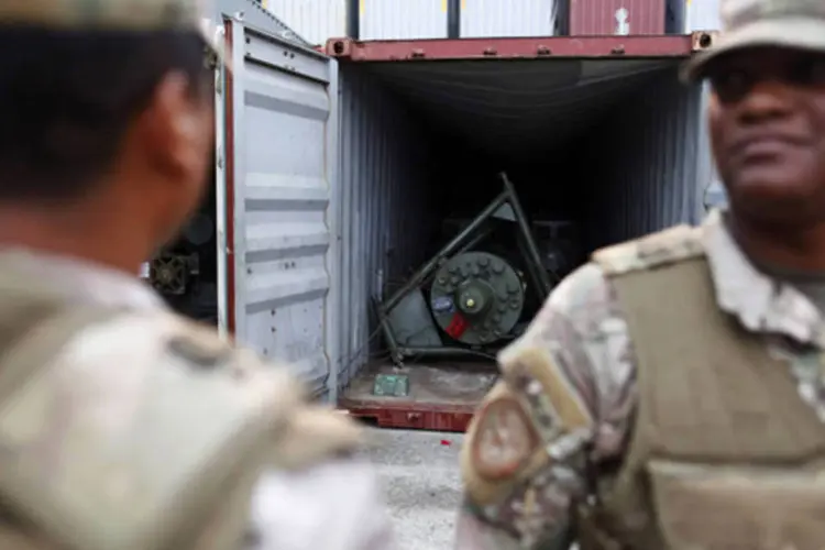 Soldados panamenhos montam guarda perto de contêineres com armas apreendidas do navio norte-coreano "Chong Chon Gang" em Colon City, no Panamá (Carlos Jasso/Reuters)