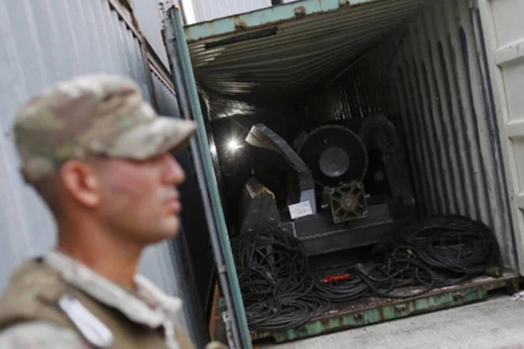 Soldados montam guarda perto de contêineres com armas apreendidas de um navio norte-coreano no em Colon City, no Panamá (Carlos Jasso/Reuters)
