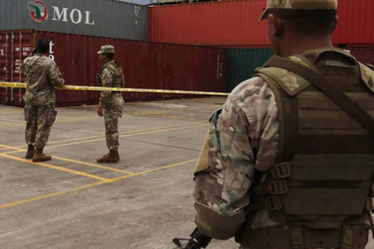 Soldados montam guarda perto de contêineres com armas apreendidas de um navio norte-coreano no em Colon City, no Panamá (Carlos Jasso/Reuters)