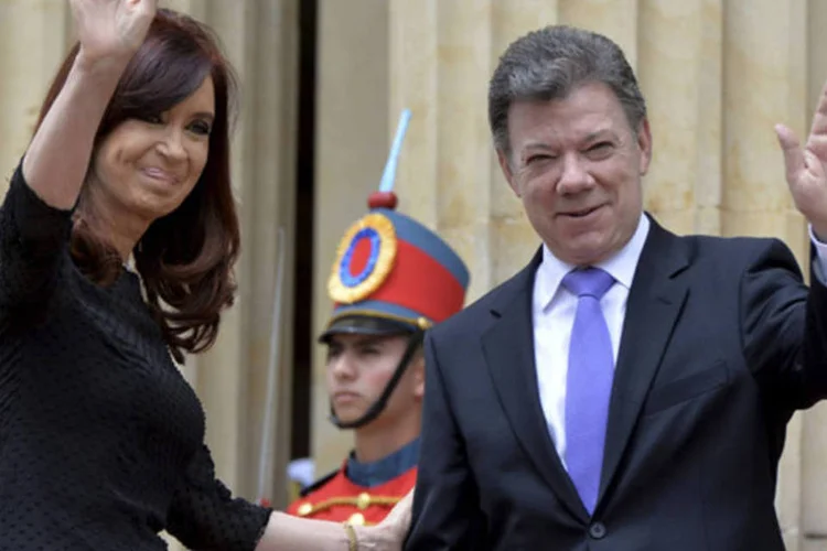 Presidente da Colômbia, Juan Manuel Santos e a presidenta da Argentina, Cristina Kirchner, acenam após reunião em Bogotá (Juan Pablo Bello/Colombian Presidency/Reuters)