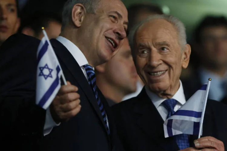 
	Primeiro-ministro de Israel, Benjamin Netanyahu, e o presidente, Shimon Peres, durante cerim&ocirc;nia de abertura do 19&ordm; Maccabiah Games em Jerusal&eacute;m
 (Baz Ratner/Reuters)