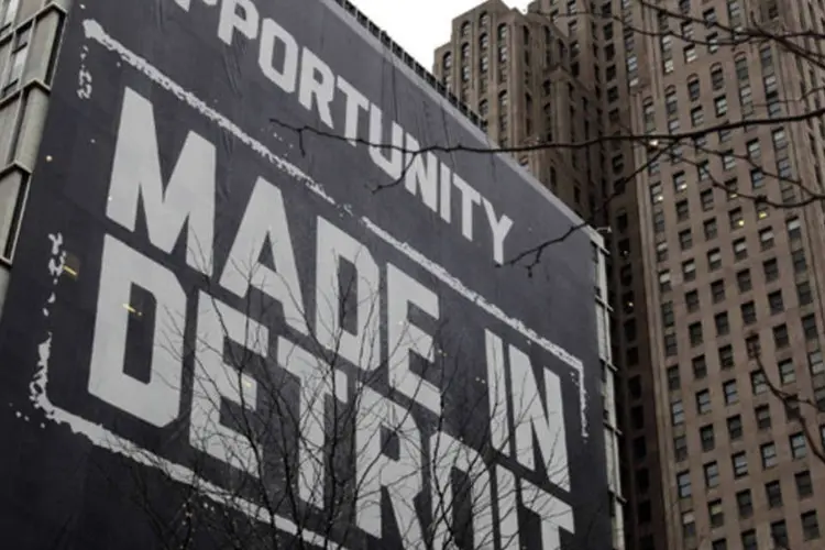 "Opportunity Made In Detroit" em um prédio no centro da cidade: Detroit perdeu metade da população e acumulou US$ 18 bilhões em dívidas que não pode pagar após décadas de declínio (Rebecca Cook/Reuters)