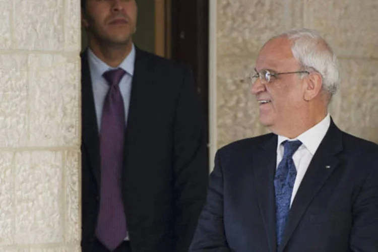 Chefe das negociações palestino Saeb Erekat sorri para John Kerry em Ramallah, na Cisjordânia (Mandel Ngan/Reuters)