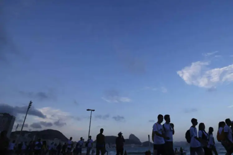 Peregrinos caminham na praia de Copacabana: Missa de Acolhida no bairro será a abertura oficial da Jornada Mundial da Juventude (Sergio Moraes/Reuters)