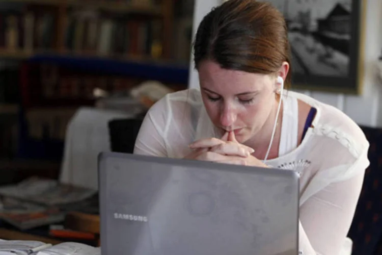 Norueguesa Marte Deborah Dalelv, de 24 anos, que denunciou que havia sofrido um estupro, durante uma entrevista por Skype em Dubai (Jumana El Heloueh/Reuters)