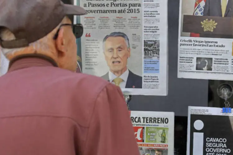 Homem olha as capas de jornais portugueses estampando declaração do presidente Anibal Cavaco Silva, em uma banca de jornal em Sintra (Jose Manuel Ribeiro)