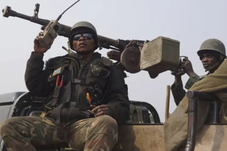 Soldados do exército congolês faz a patrulha na vila de Kibati, a leste da cidade de Goma, no Congo (Kenny Katombe/Reuters)