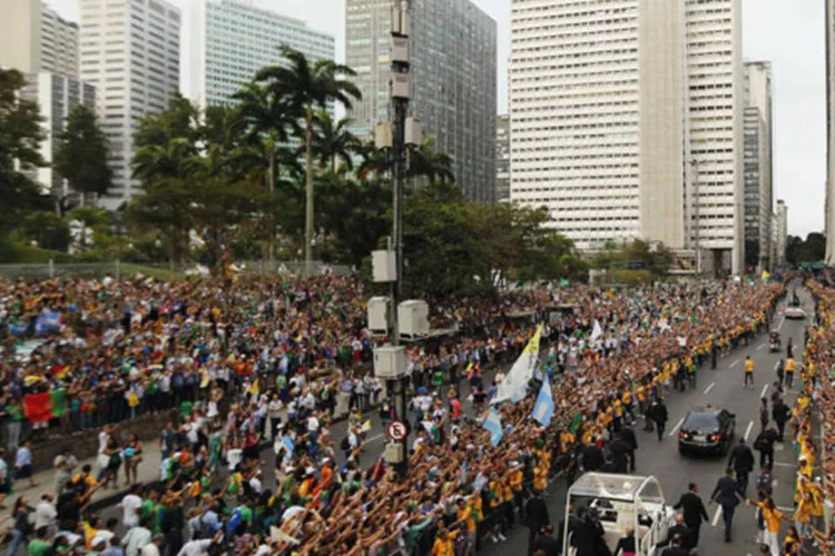 
	Papa Francisco acena para os fi&eacute;is em sua chegada ao Rio de Janeiro para a Jornada Mundial da Juventude:&nbsp;dados mostram que os brasileiros s&atilde;o maioria, em um total de 220 mil pessoas.
 (Stefano Rellandini/Reuters)