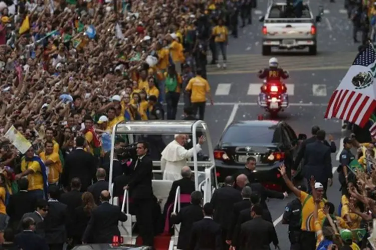 
	Em cortejo pelo Centro do Rio, papa teve caminho cercado por multid&atilde;o de fi&eacute;is
 (Stefano Rellandini/Reuters)