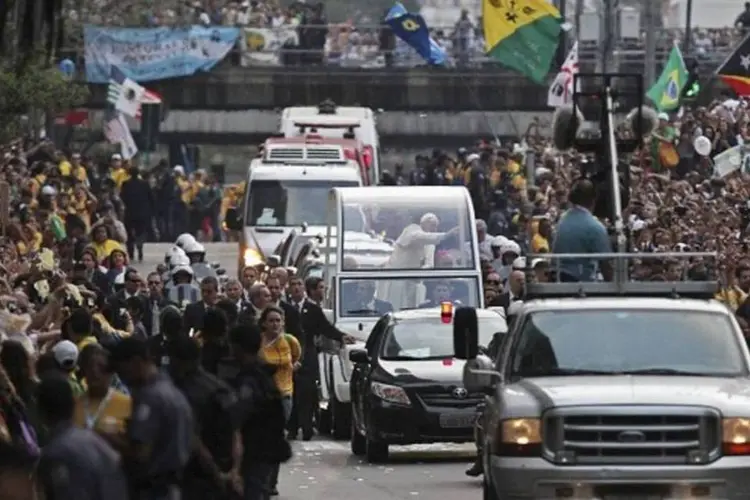 
	Cortejo do Papa Francisco &eacute; acompanhado por multid&atilde;o no Rio: apesar de menos inscritos, os organizadores n&atilde;o acham que o evento seja menor.
 (Ana Carolina Fernandes/Reuters)