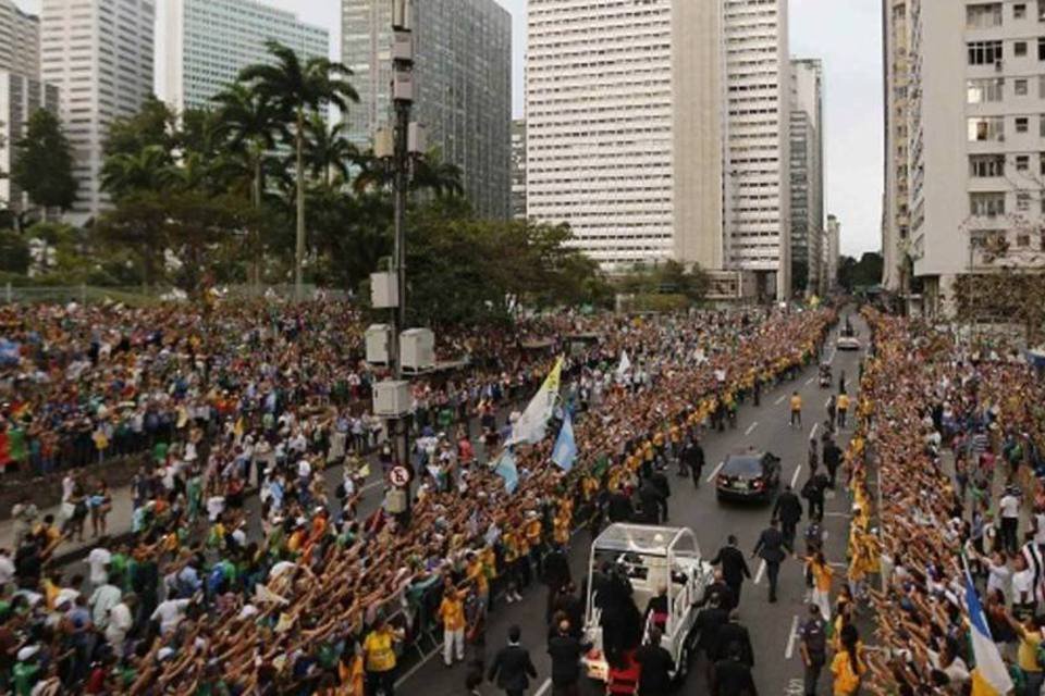 Governo responsabiliza papa por ficar preso no trânsito