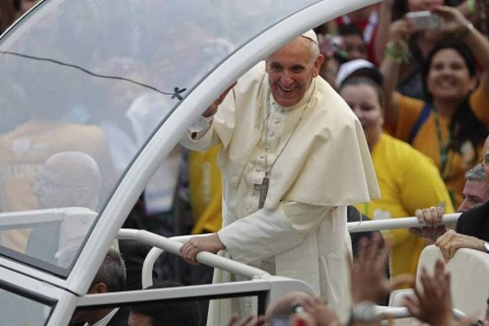 
	Papa Francisco sorri durante cortejo: organizadores consideraram ser dif&iacute;cil fazer compara&ccedil;&otilde;es entre as duas edi&ccedil;&otilde;es da Jornada Mundial da Juventude
 (Ueslei Marcelino/Reuters)