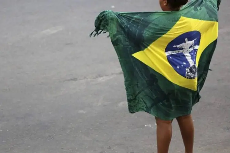 
	Menina com bandeira do Brasil: pa&iacute;s deve terminar o ano com desempenho econ&ocirc;mico melhor apenas que a It&aacute;lia
 (Ueslei Marcelino/Reuters)