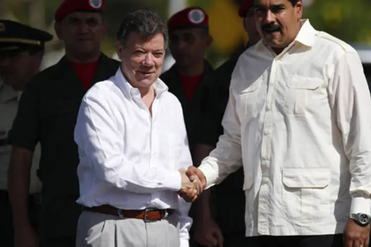 
	Nicol&aacute;s Maduro, presidente da Venezuela, e Juan Manuel Santos, presidente colombiano: um pequeno grupo de colombianos se congregou para gritar palavras de ordem contra o governo venezuelano
 (Jorge Silva/Reuters)
