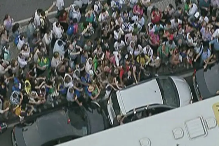 
	Carro do papa Francisco &eacute; cercado por fi&eacute;is em meio ao tr&aacute;fico na Avenida Presidente Vargas, no Rio de Janeiro: reten&ccedil;&atilde;o na avenida aconteceu, em especial, devido op&ccedil;&otilde;es do Vaticano, diz nota
 (Pool/Reuters)