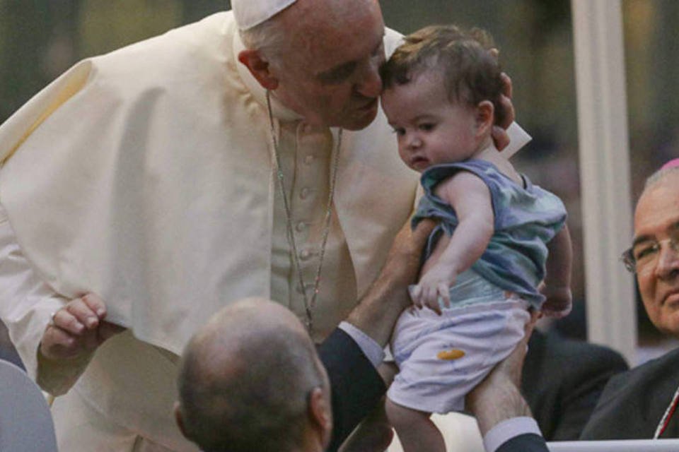 Bebê de 7 meses recebe beijo de Francisco